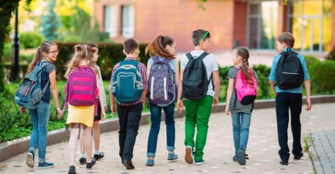 Enfants allant à l'école